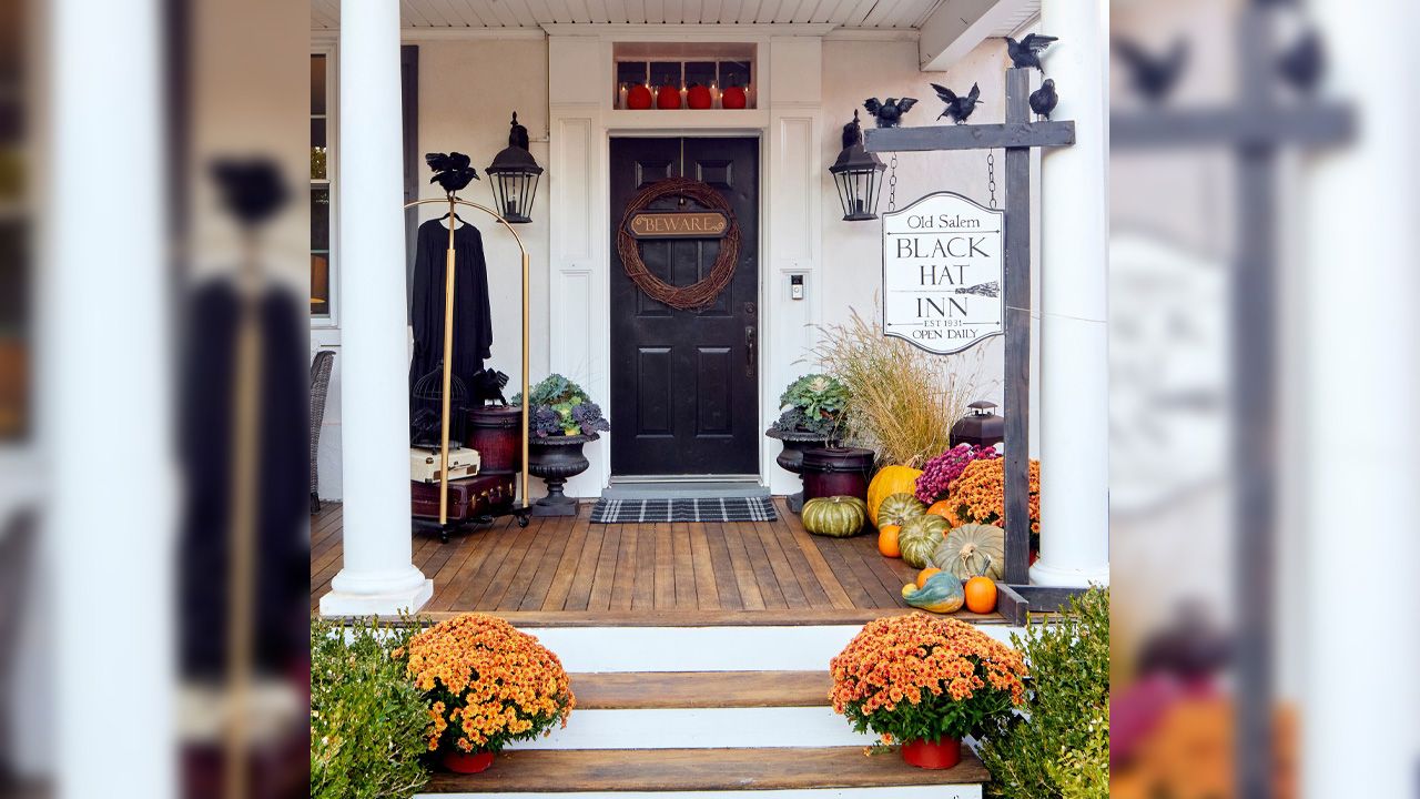 Classic Orange and Black Halloween Decoration Ideas - Spooky Holiday Inn Energy
