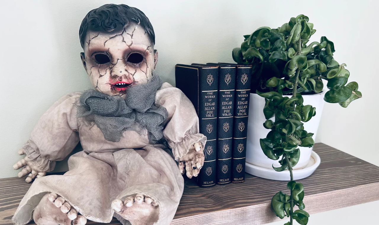 Cracked Face Doll Halloween Decor