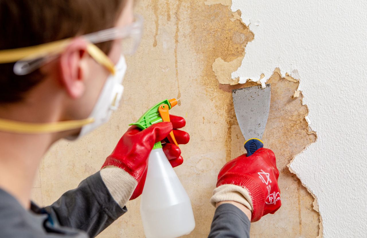 How to Remove Wallpaper With Liquid Stripper