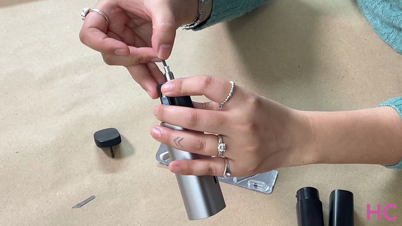 NeoBlade Wireless Ultrasonic Cutter Review by Homecrux - changing the blade