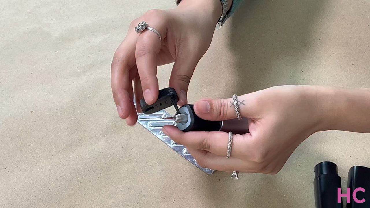 NeoBlade Wireless Ultrasonic Cutter Review by Homecrux - changing the blade1