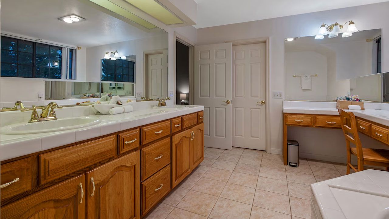 Poltergeist Movie House on Airbnb - 11