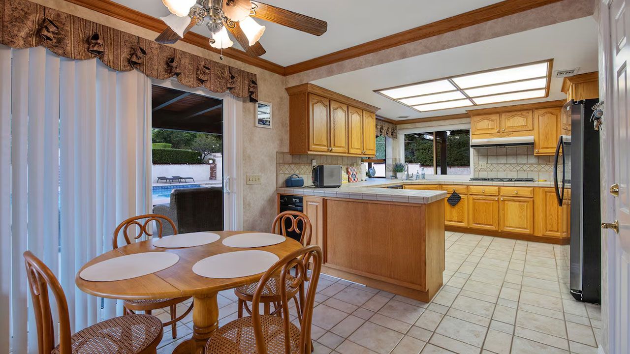 Poltergeist Movie House on Airbnb - 7