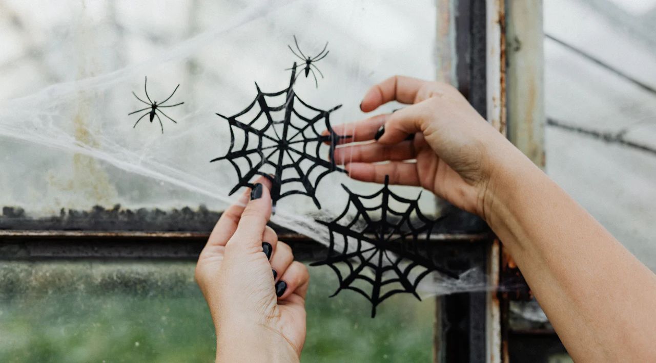 DIY Minimalist Halloween decoration ideas - Spooky Spiderwebs