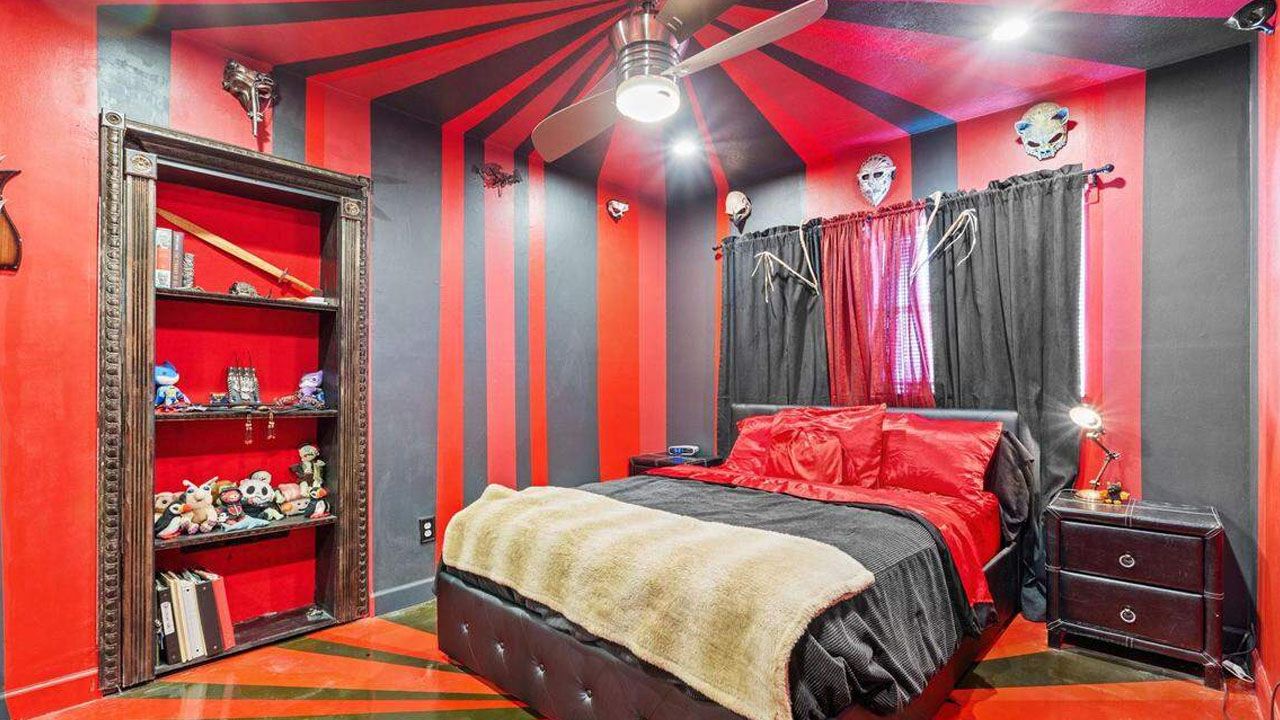 This Family Home in Florida Lives in Perpetual Halloween With Horror-Themed Interior - 2