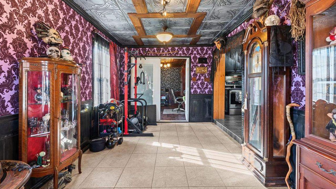 This Family Home in Florida Lives in Perpetual Halloween With Horror-Themed Interior - 4