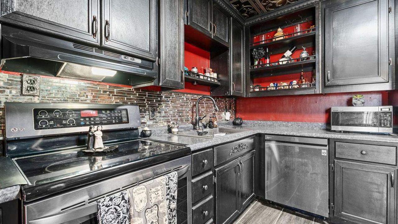 This Family Home in Florida Lives in Perpetual Halloween With Horror-Themed Interior - 5