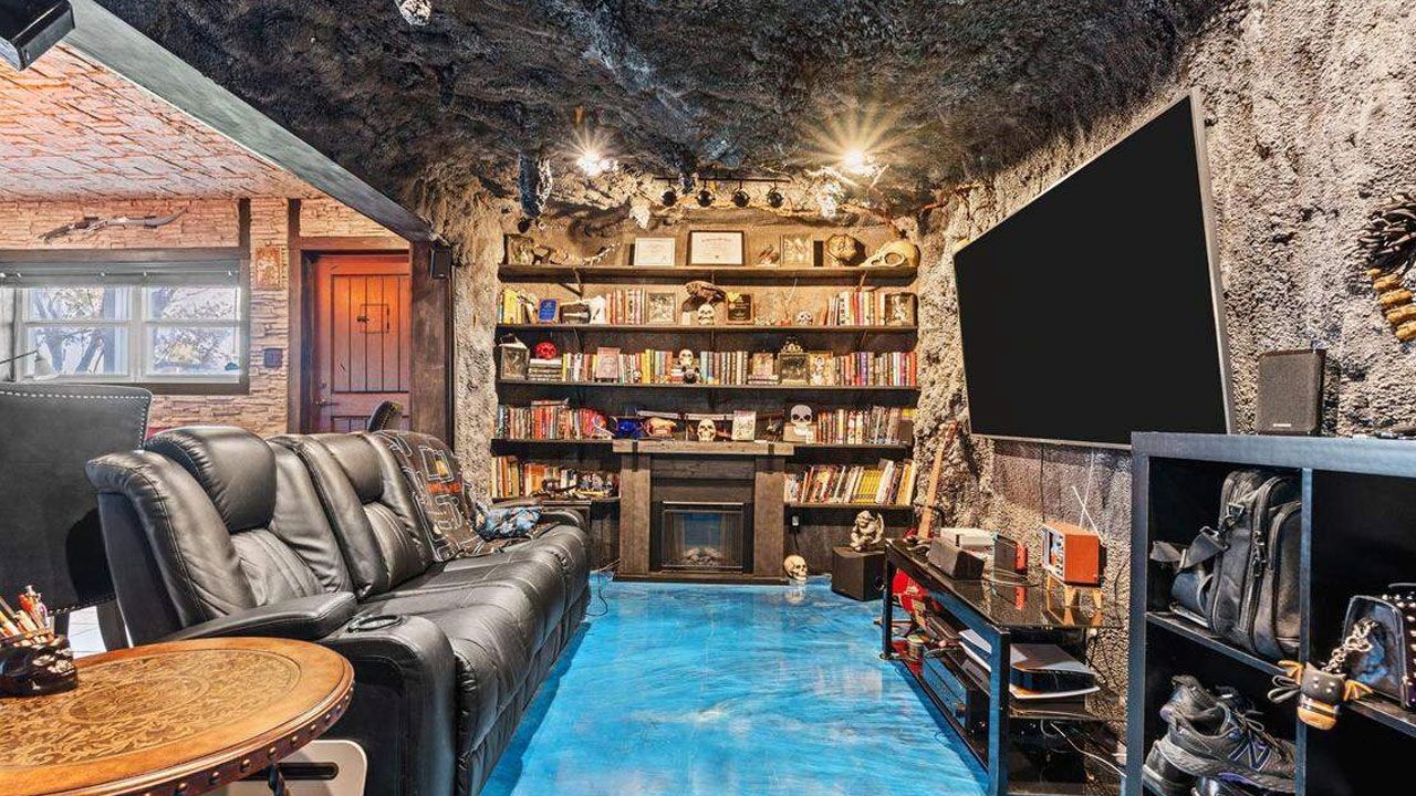 This Family Home in Florida Lives in Perpetual Halloween With Horror-Themed Interior - 7