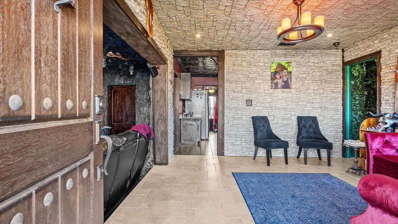 This Family Home in Florida Lives in Perpetual Halloween With Horror-Themed Interior - 8