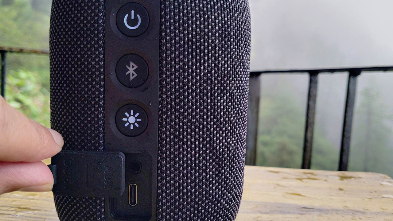 Tribit Stormbox Mini Plus Hands-On Review by Homecrux - more controls on the other side 