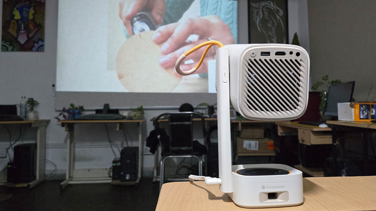 Yaber’s T1 Pro Full HD Portable Projector - full view with screen and projector