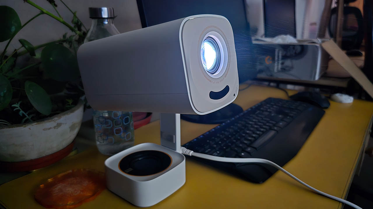 Yaber’s T1 Pro Full HD Portable Projector - night view