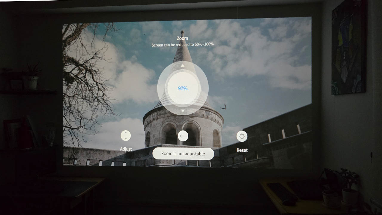 Yaber’s T1 Pro Full HD Portable Projector - image zoom feature