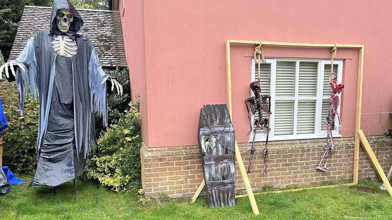 Adam Wright Builds Skeleton Halloween Display with coffin
