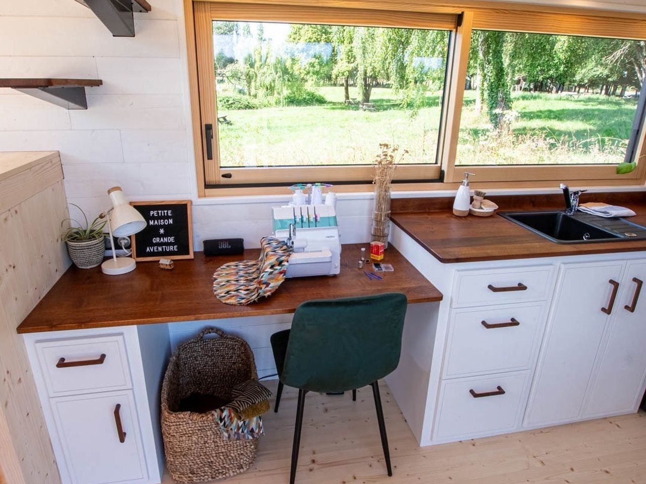 Baluchon tiny house workspace