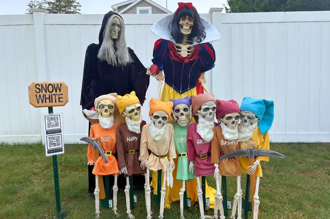 Kid Friendly Dartmouth Halloween skull snow white