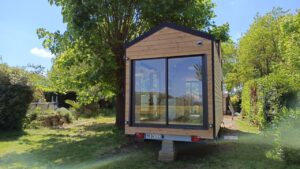 This French Tiny House Flaunts Cabinesque Aesthetic With Dual Entrance French tiny house feature image