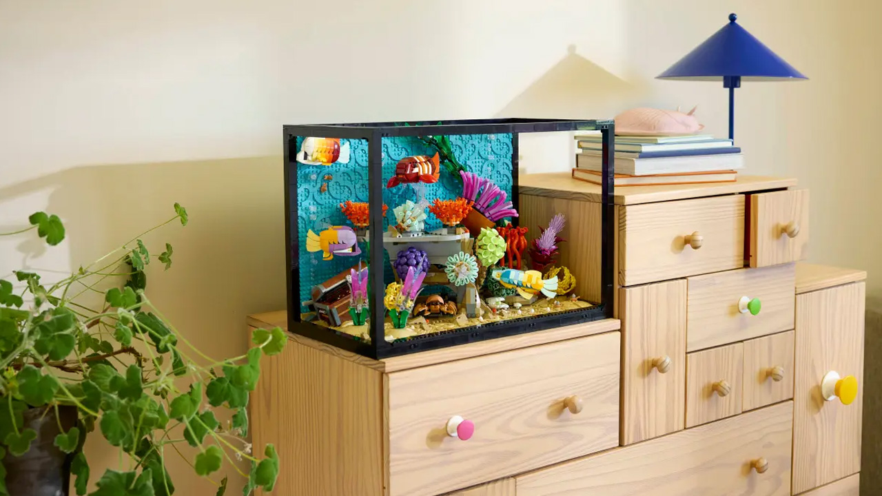 The aquarium comes packed with four colorful tropical fish, vibrant marine plants, and a lot of movable surprises