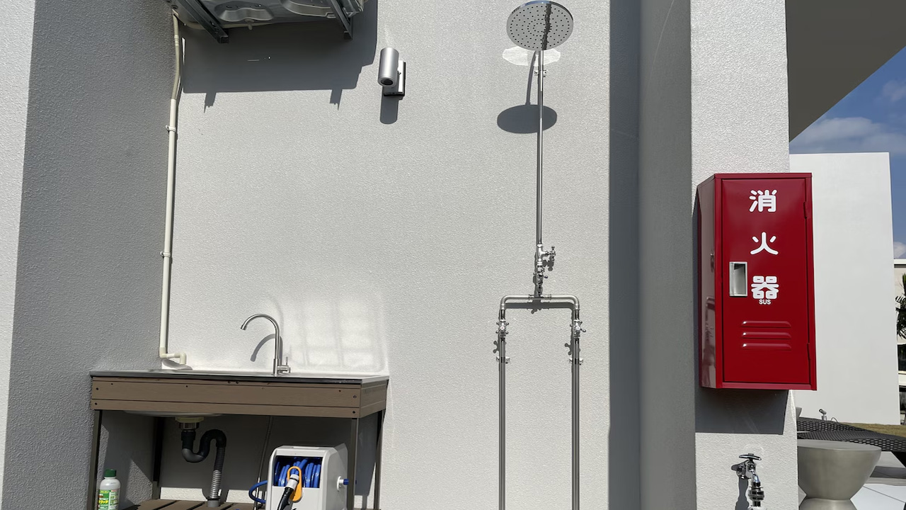 Outdoor shower can be used after using Sauna