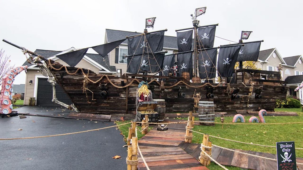Pirate Halloween Decoration Ideas - Larger than life pirate ship