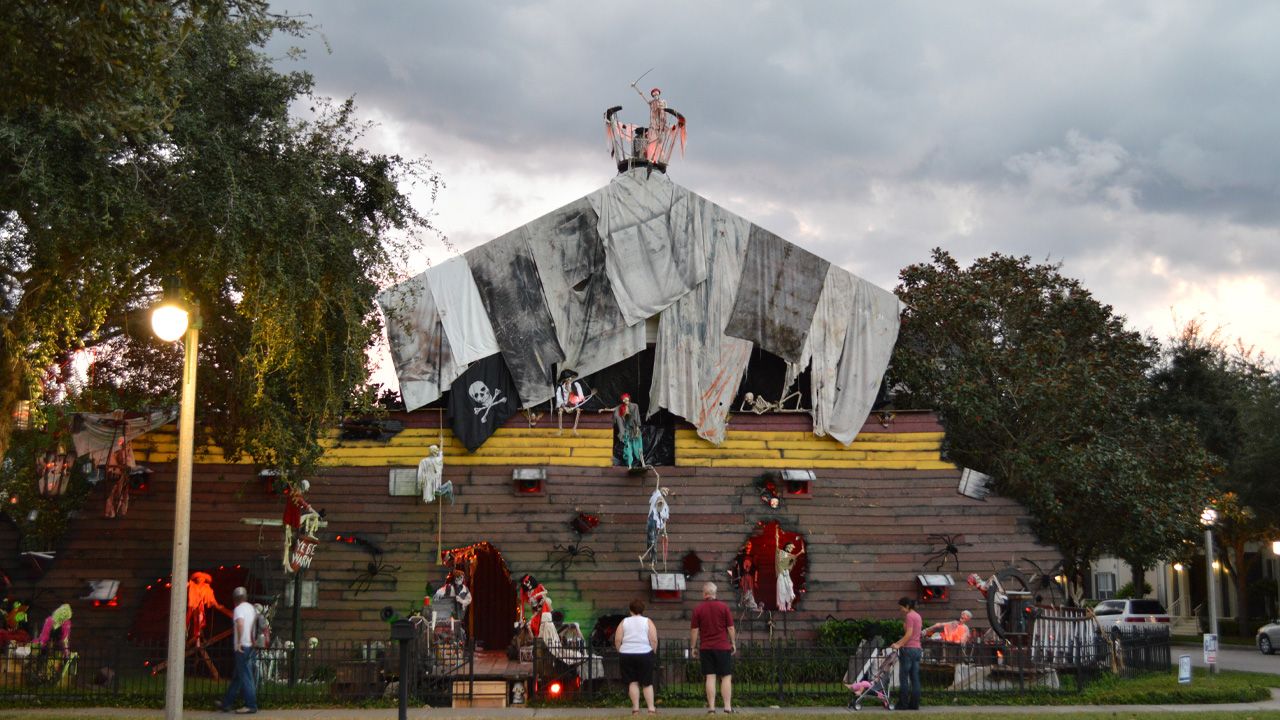 Pirate Halloween Decoration Ideas - giant haunted pirate ship