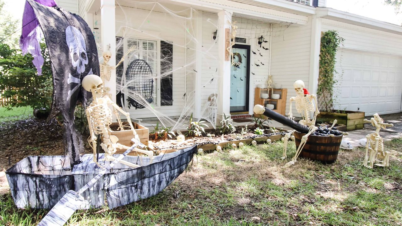 Pirate Halloween Decoration Ideas - skeleton pirate yard display