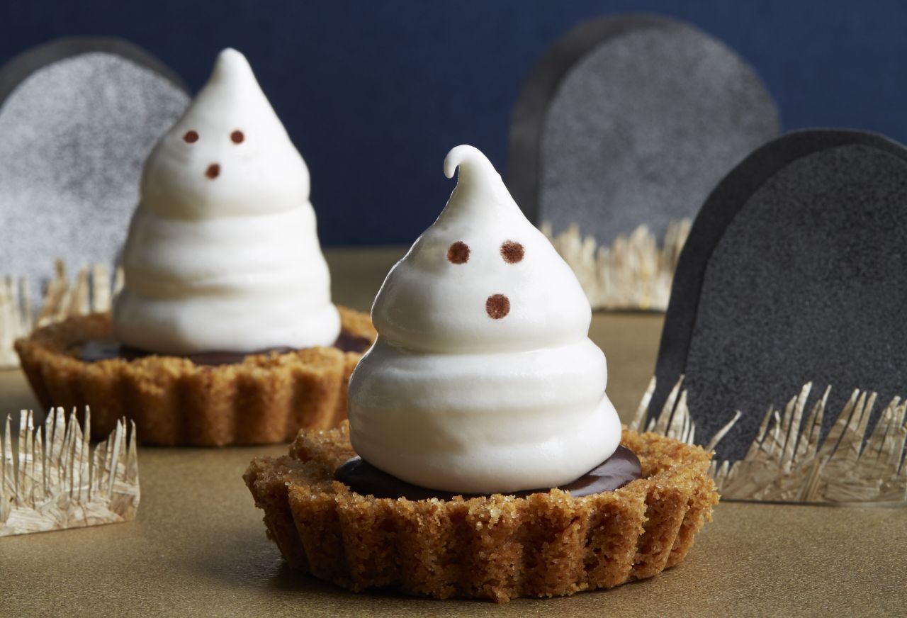 Spooky Appetizer for Halloween - Meringue Ghost Tartlets