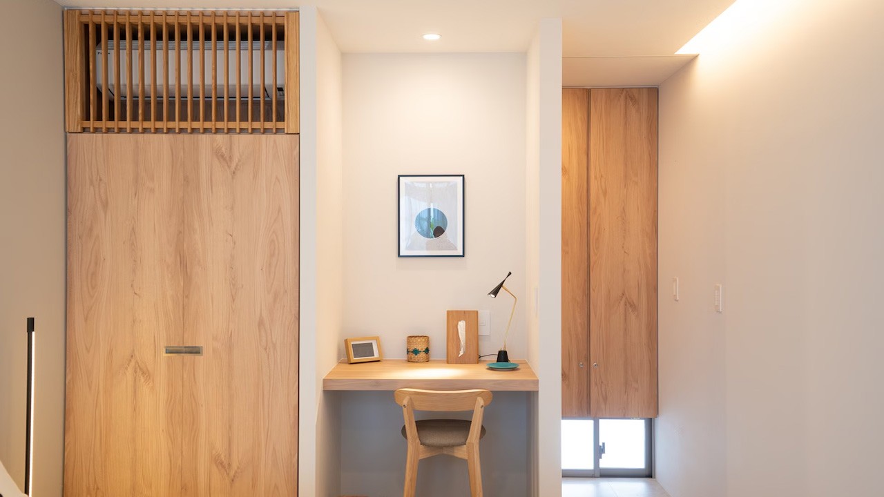 Desk and chair makes it easy to work remotely