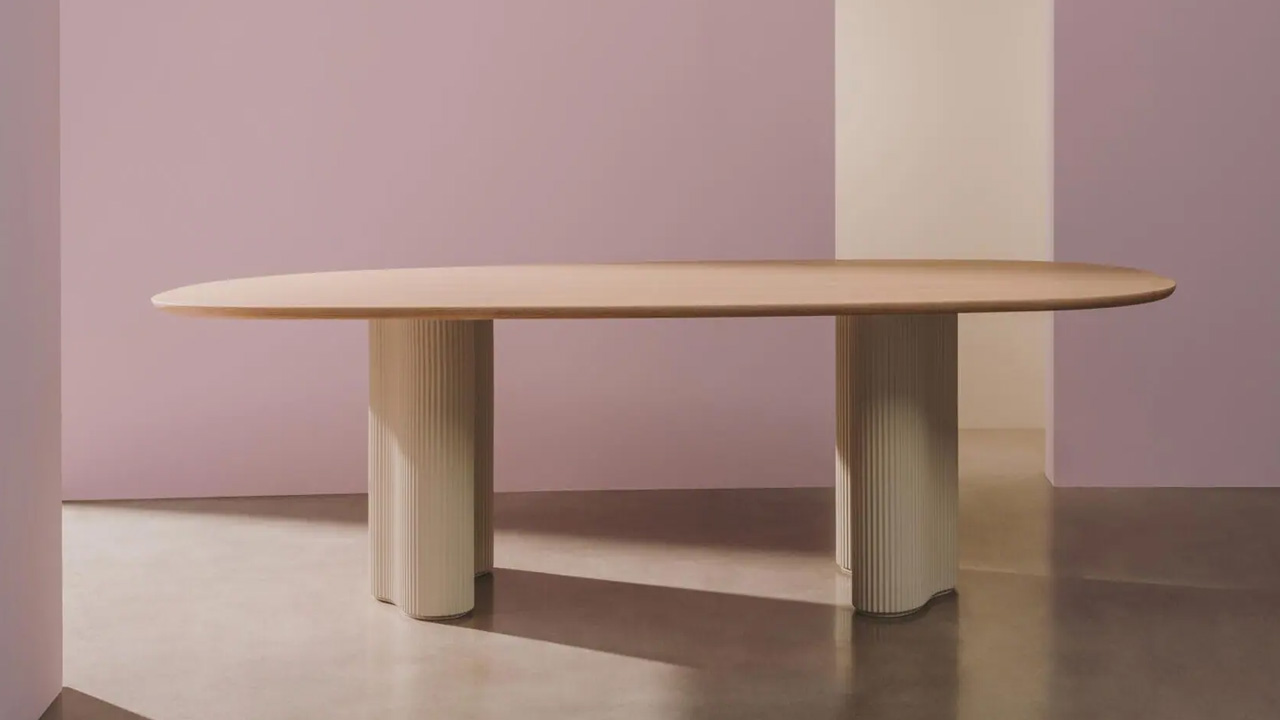 The BOLETE CONFERENCE table easily blends with any type of interior design