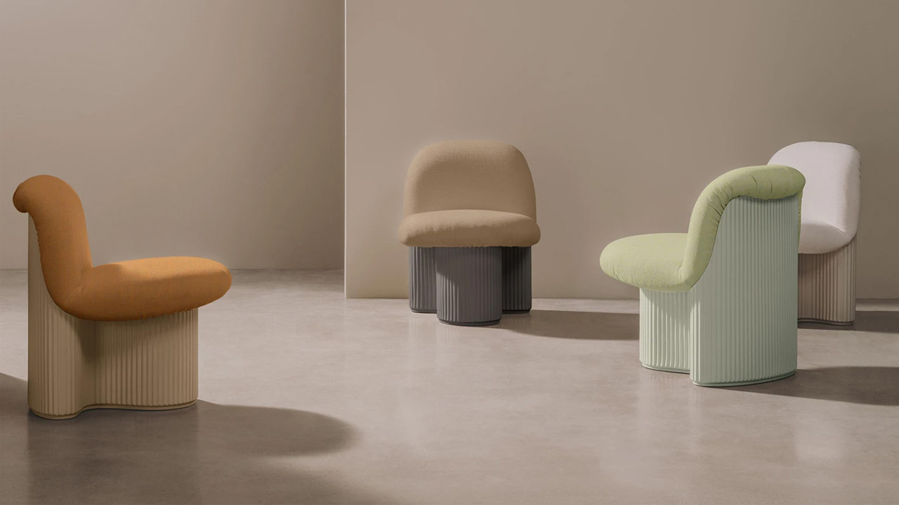 The grooved shape of the base of the chair looks unique and classy.