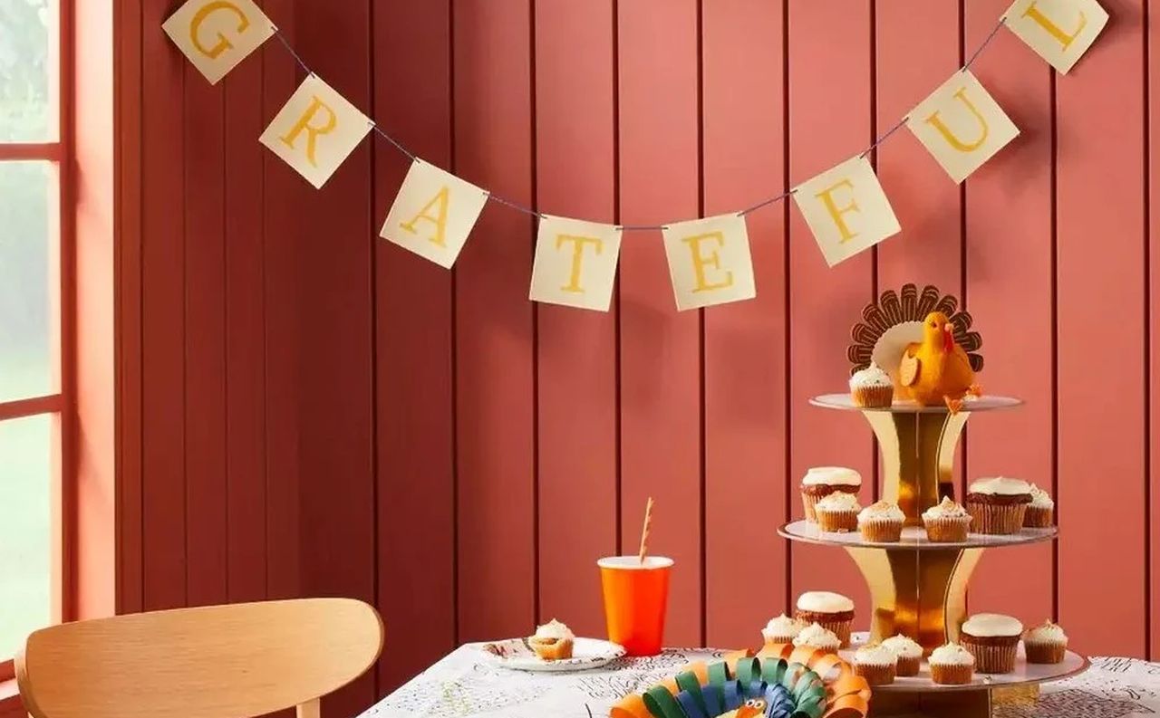 Go for this timeless color combination of red and beige