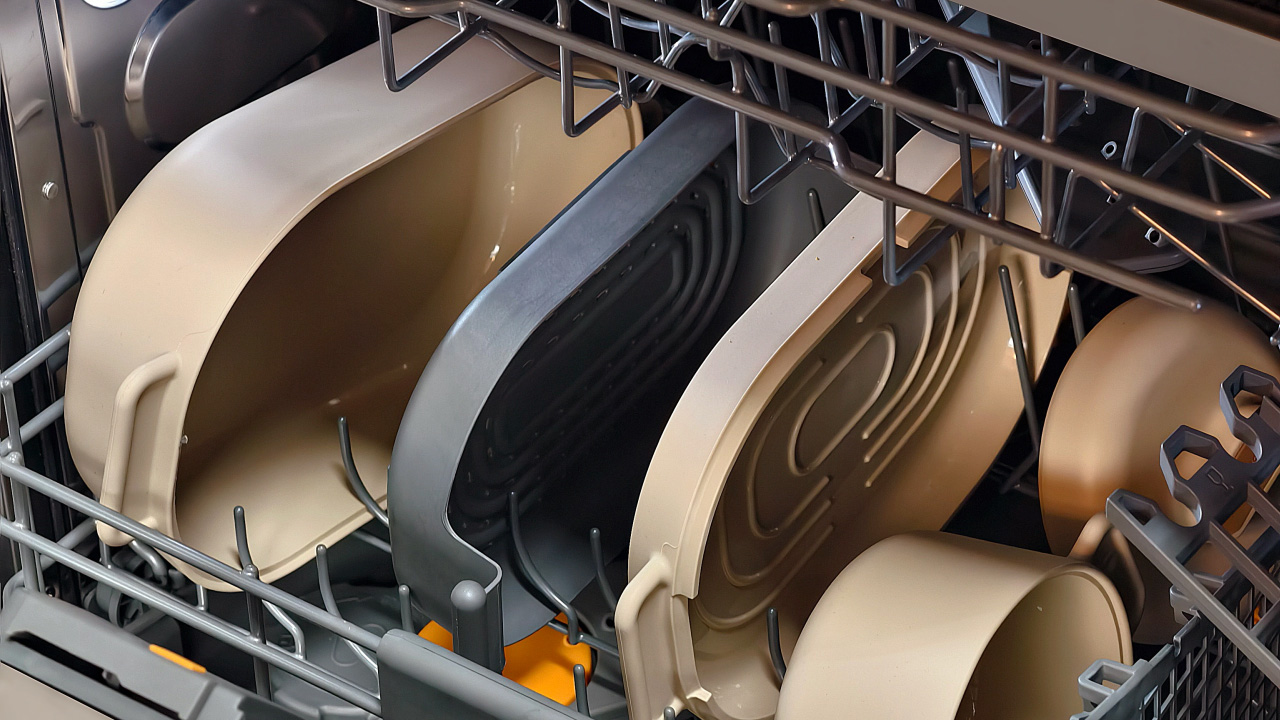 The Microwave steam cooker by DeliOne is easy to clean and fits dishwasher