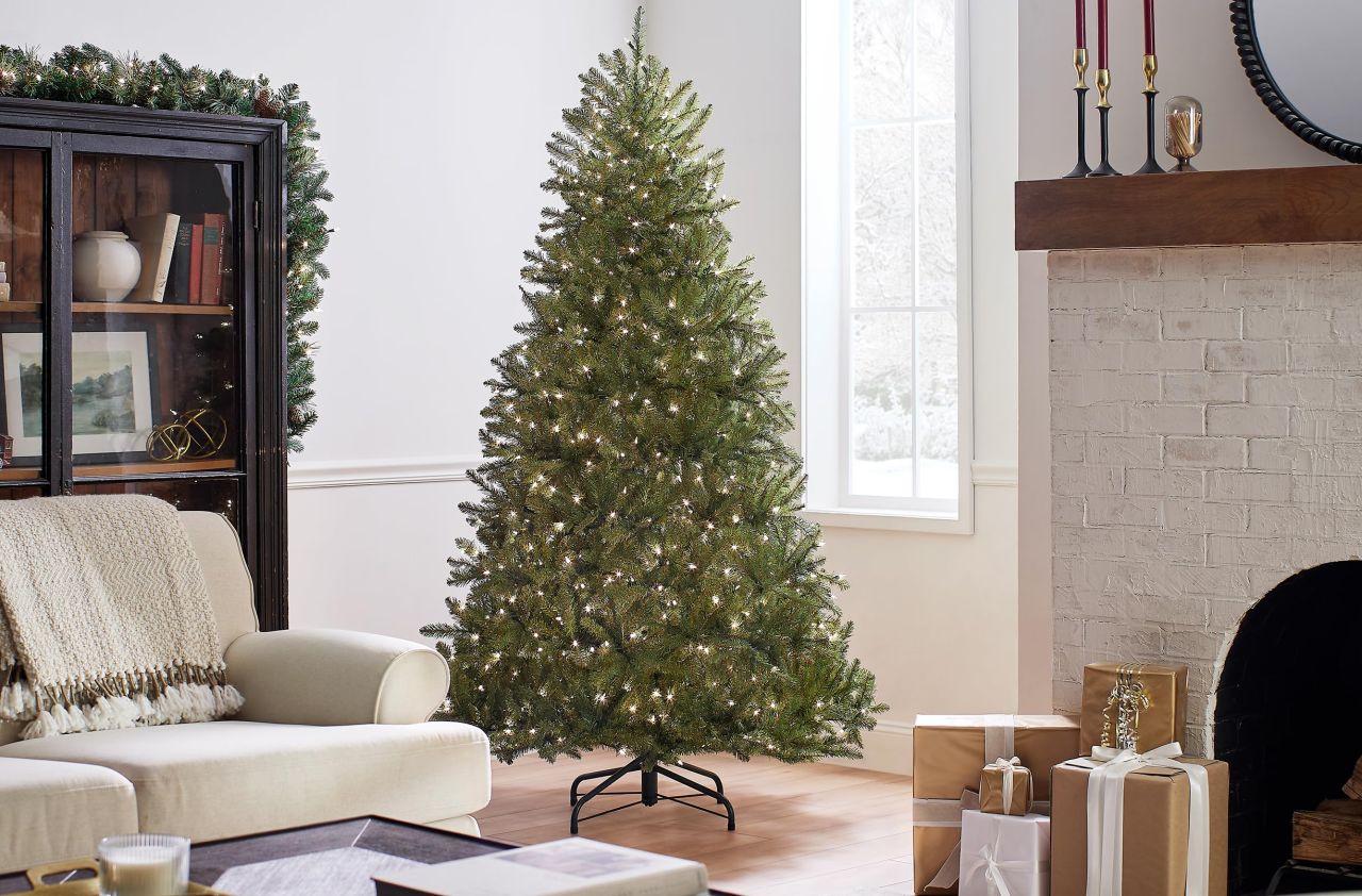 Pre-Lit Dunhill Fir Artificial Christmas Tree