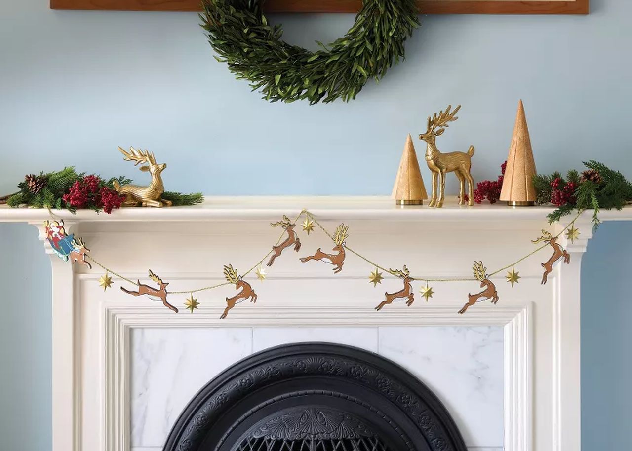 Santa's Sleigh and Reindeer Christmas Garland