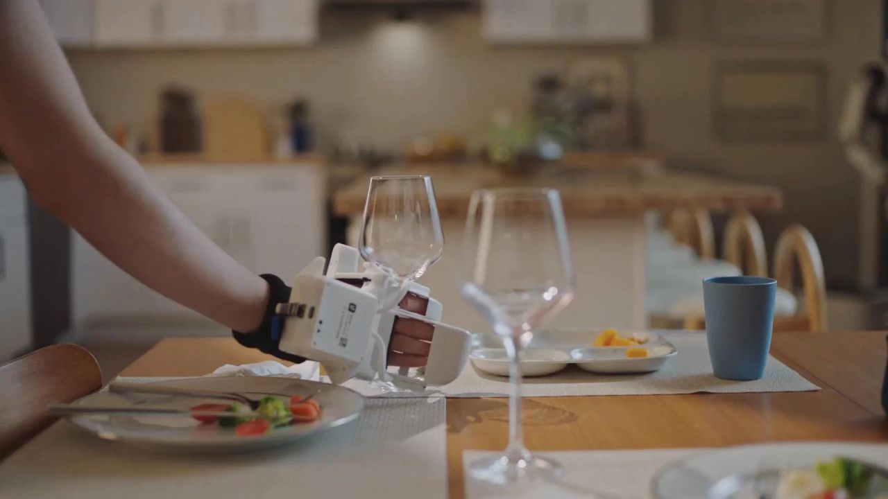 Sunday Robotics’ Memo House Robot - training with a special glove