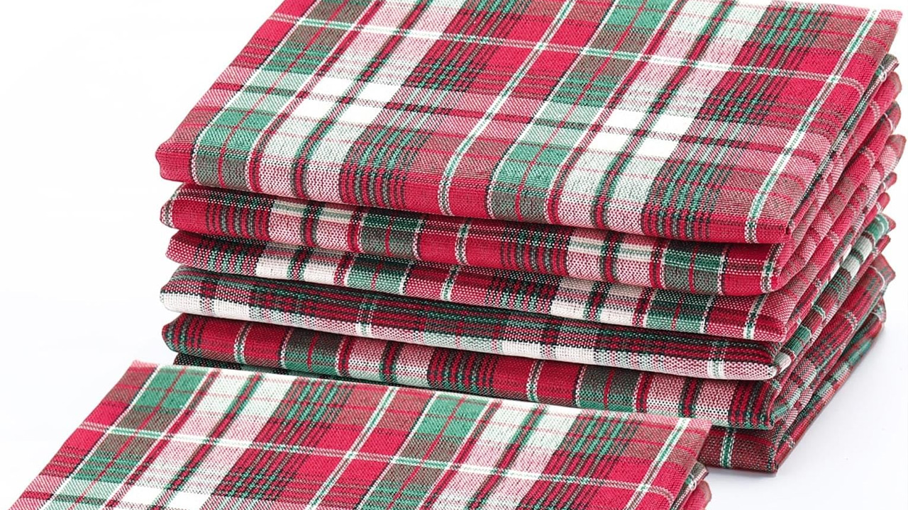 Tegeme Christmas Gingham Cloth Napkins has a rich Christmas tone