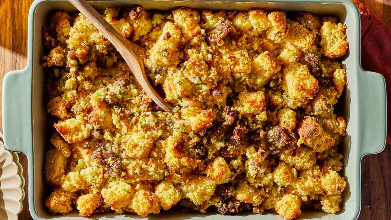 Thanksgiving Stuffing Recipes to try - Cornbread and Sausage Stuffing