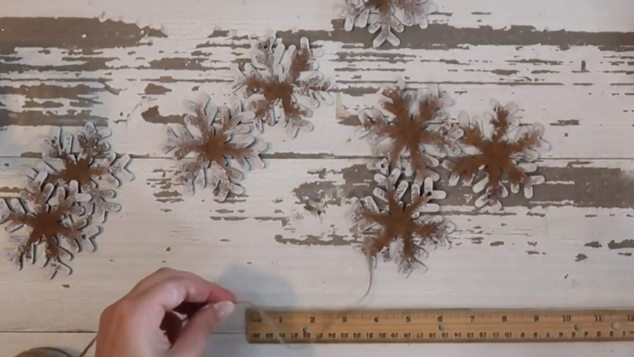 Cut the twine hangers in eight pieces