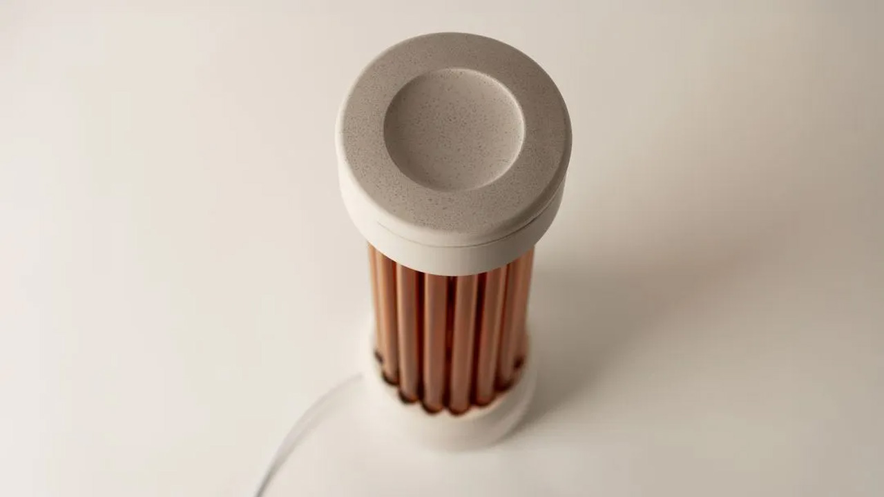 The lamp has clean and minimal look