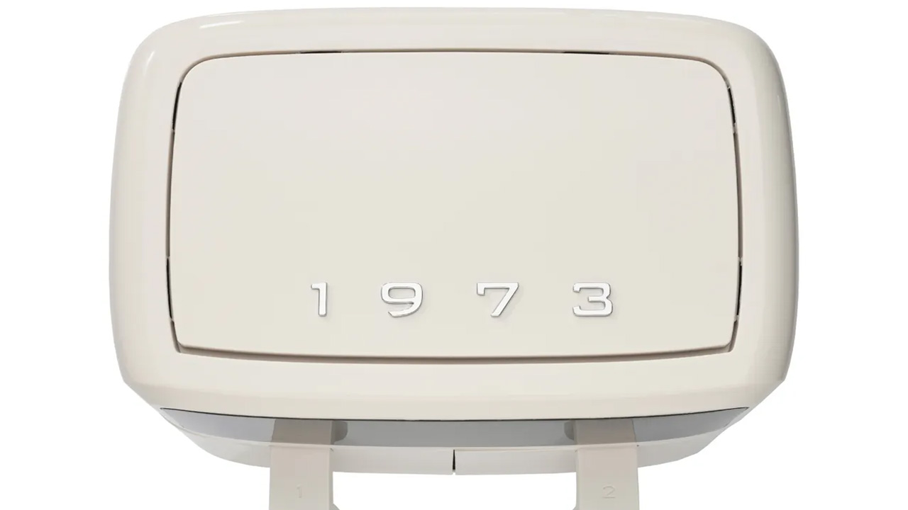 The1973 accent on the top of the air fryer adds to its charm.