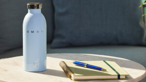 The Smeg x 24Bottles feature glossy finish combined with beautiful colors that make the bottles look like premium high-end products.