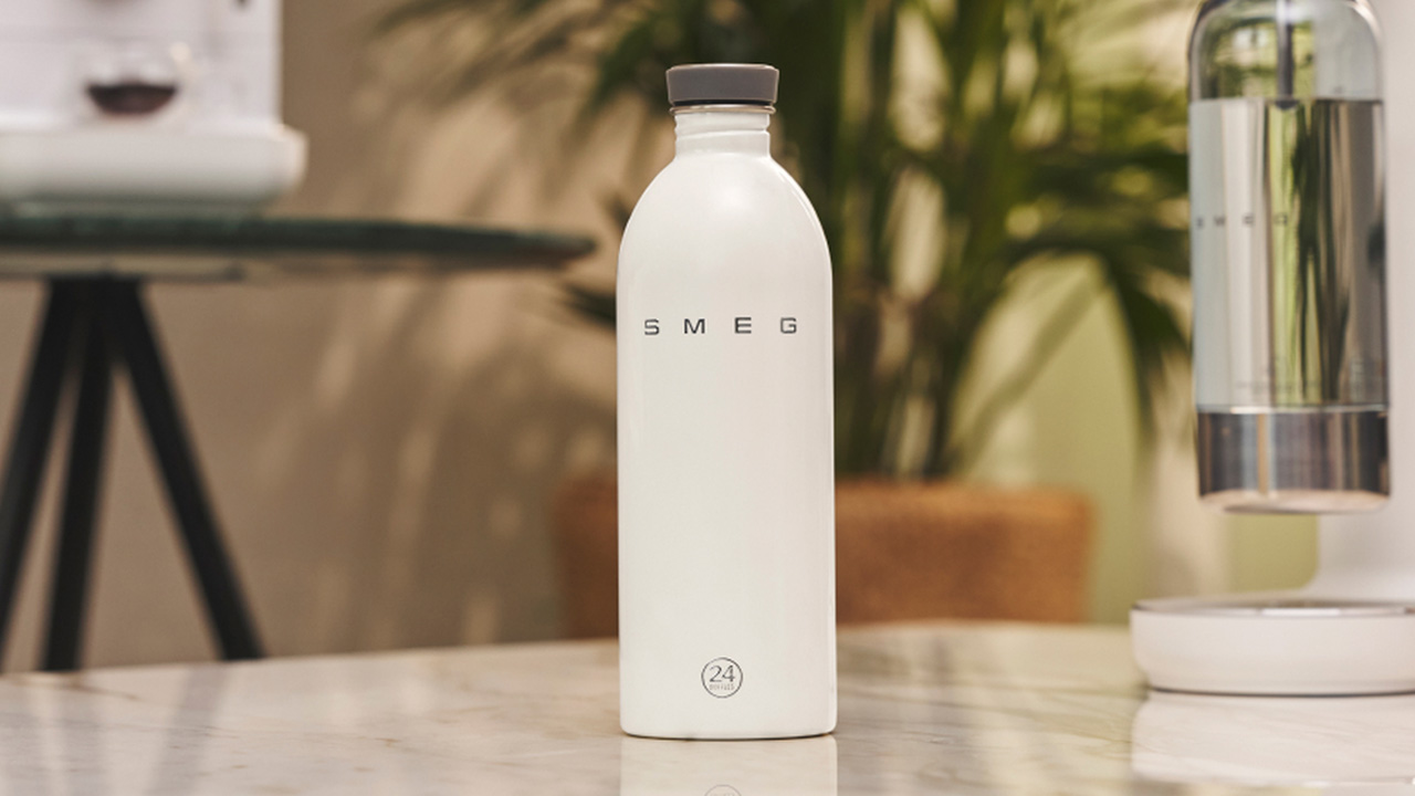 The classic colors of the Smeg x 24Bottles water bottles blend well with the kitchen's aesthetics