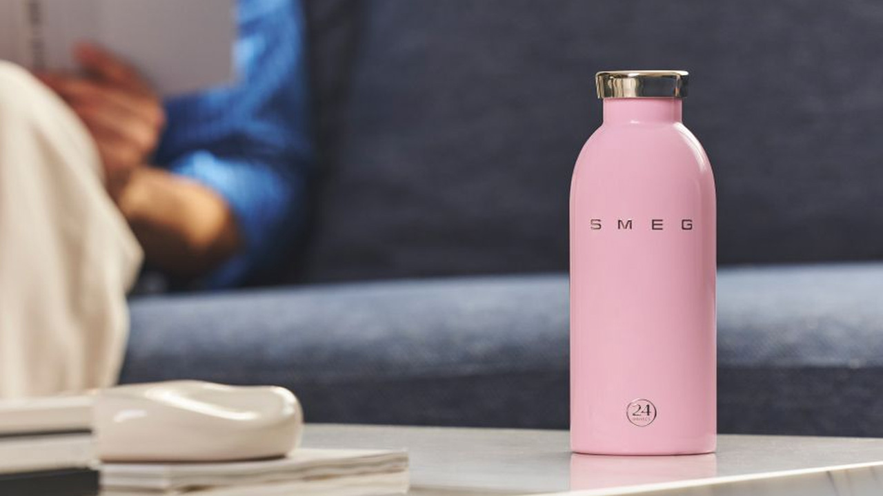 The subtle pink tone gives the Smeg x 24Bottles Clima a fashionable, everyday appeal.