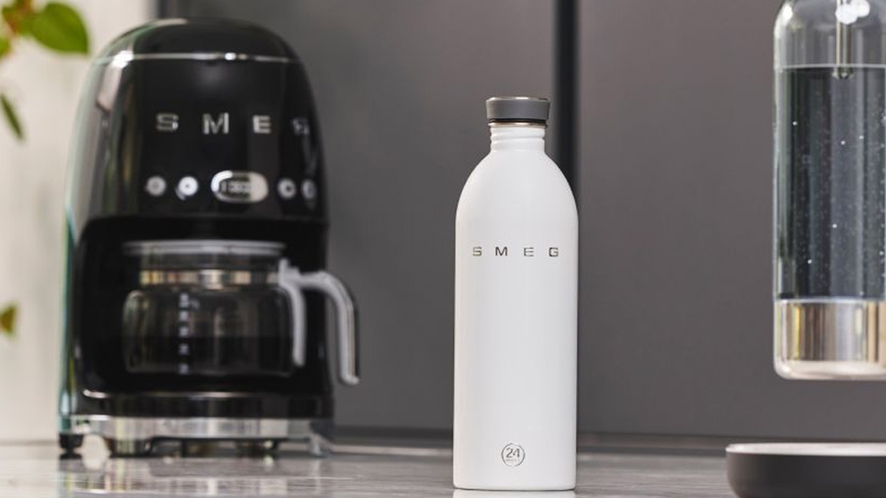 The stylish Smeg x 24Bottles Urban complements the glossy black Smeg coffee machine and create a coordinated, retro-modern setup.