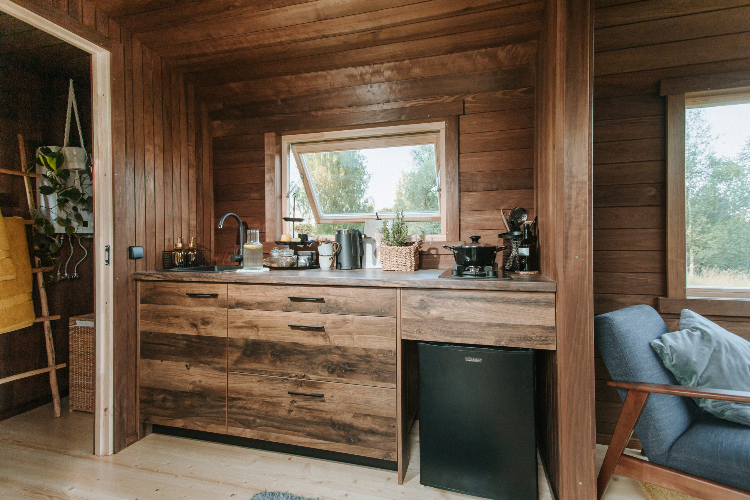 This Tiny Cabin Made of Thermowood is More Durable Than Standard Wooden House