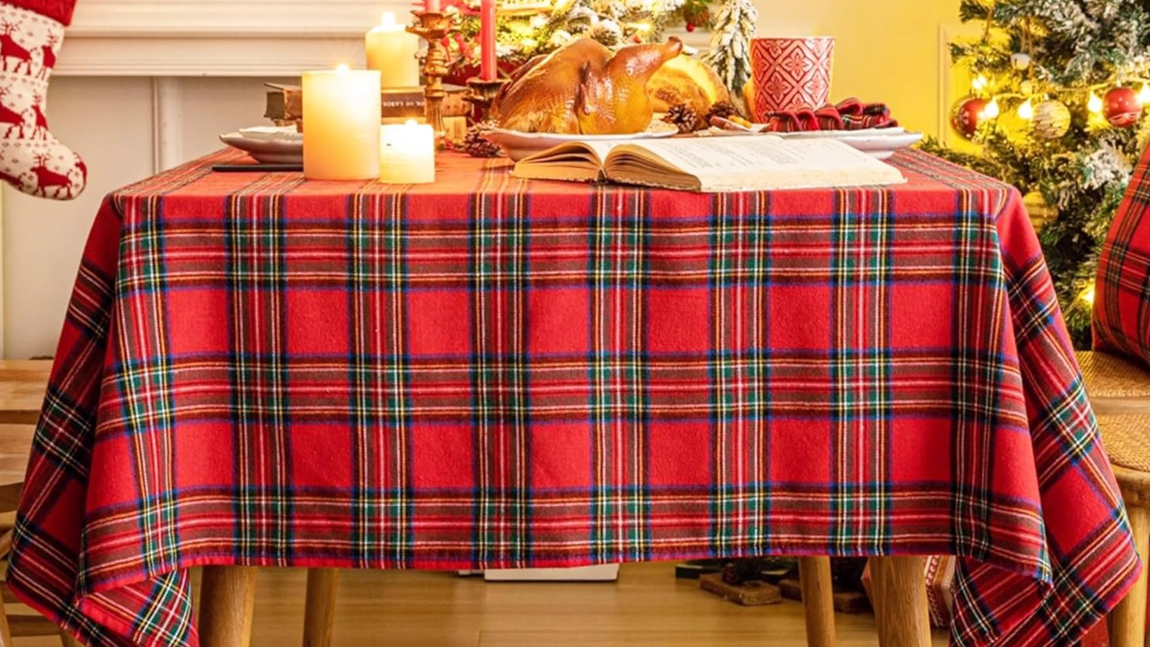 AQOTHES Red Green Plaid Christmas Tablecloth