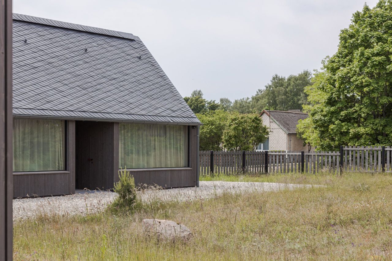 Pāvilosta House’s Curved Slate Roof Looks Like as if it Shaped by Sea Air and Water