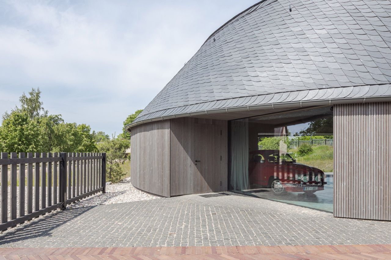 Pāvilosta House’s Curved Slate Roof Looks Like as if it Shaped by Sea Air and Water