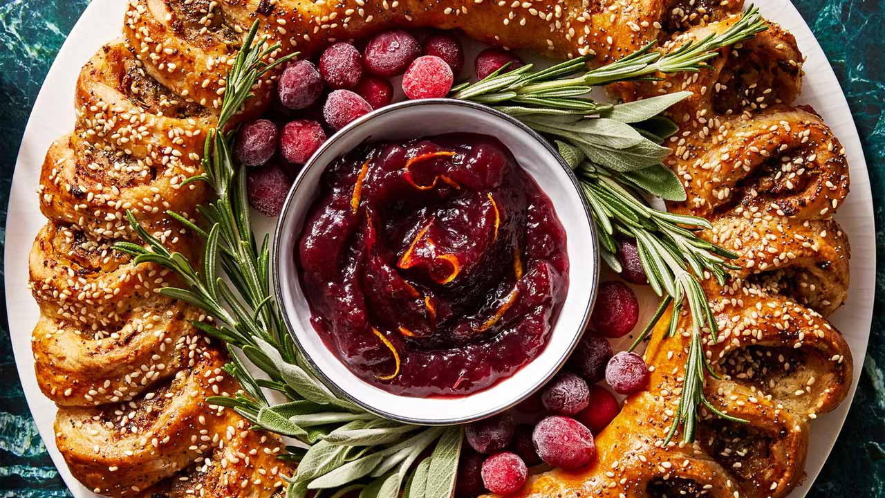 Sausage-Roll-Wreath-appetizers-4