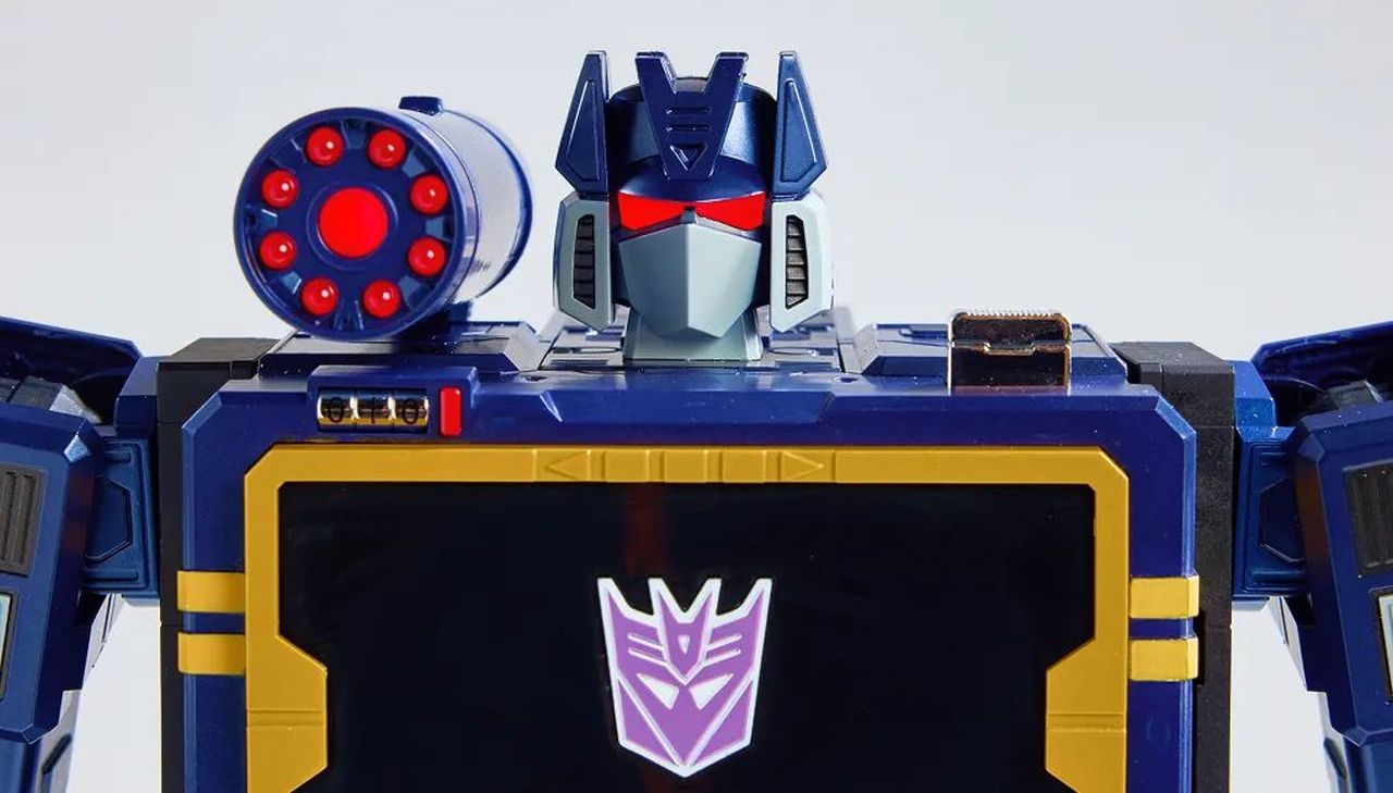 World's First Fully Auto-Converting Soundwave Robot by Robosen